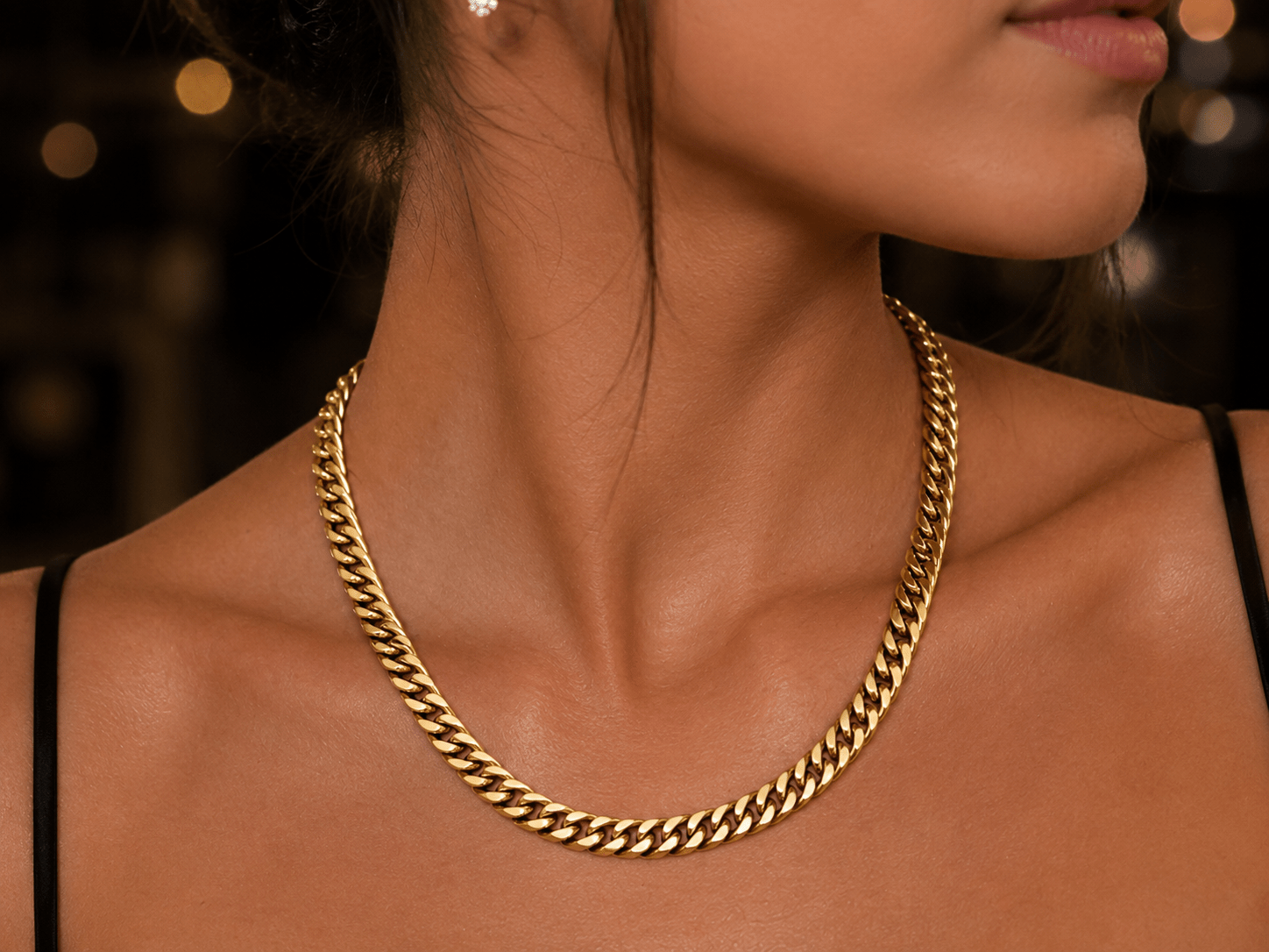 Woman wearing the Elise Gold Curb Chain Necklace